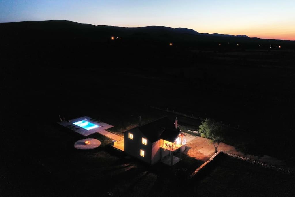 Holiday House Aurora Borealis Ervenik Экстерьер фото
